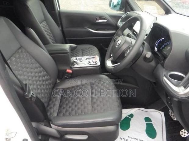 Toyota Voxy SZ Hybrid Pearl 2023