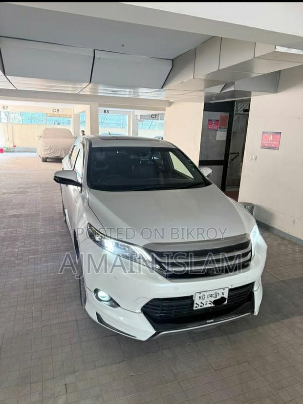 Toyota Harrier . 2014