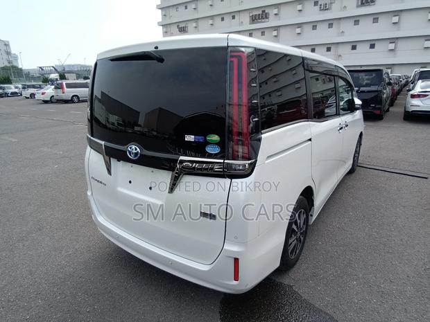 Toyota Esquire Hybrid Gi Premium 2020