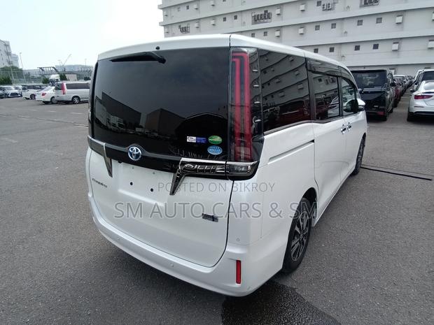 Toyota Esquire Hybrid Gi Premium 2020