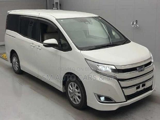 Toyota Noah Hybrid G Pearl 2021