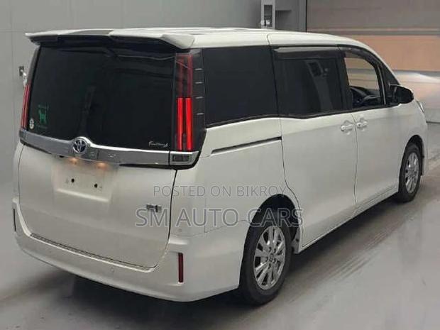 Toyota Noah Hybrid G Pearl 2021