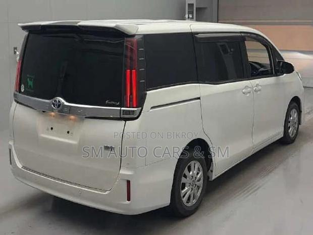 Toyota Noah Hybrid G Pearl 2021