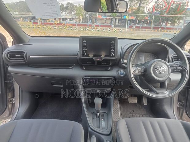 Toyota Yaris 2021 Brown