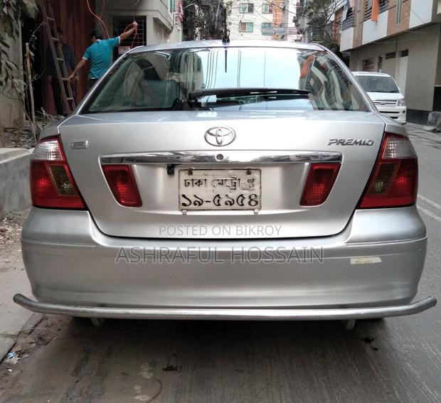 Toyota Premio . 2002