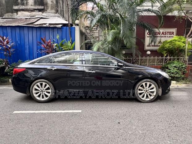 Hyundai Sonata . 2012