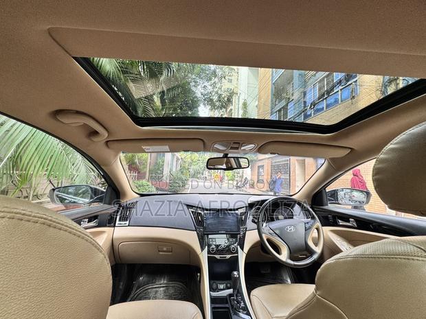 Hyundai Sonata . 2012
