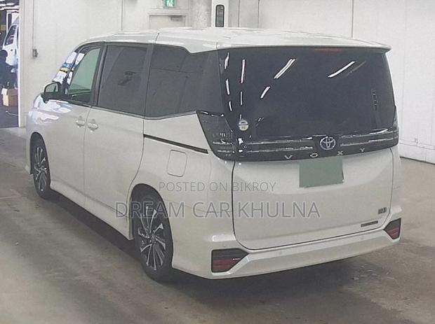 Toyota Voxy S-Z Leg Rest Clng tv 2022