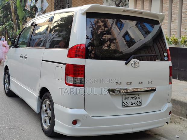 Toyota Noah 2003
