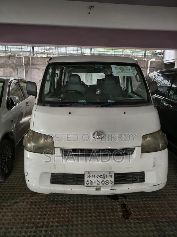 Toyota Noah . 2008