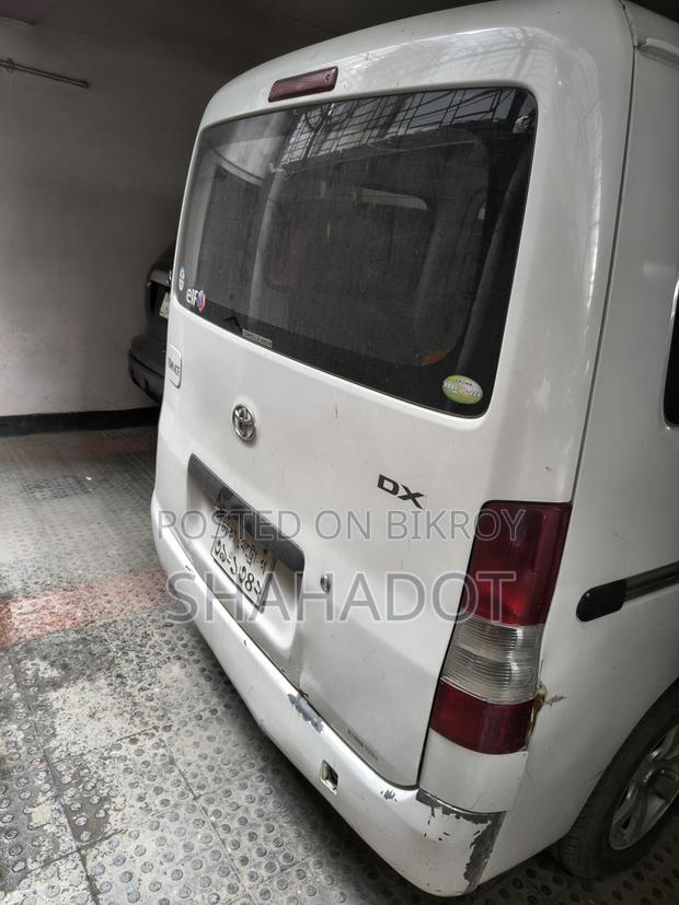 Toyota Noah . 2008