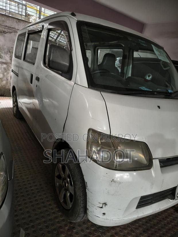 Toyota Noah . 2008