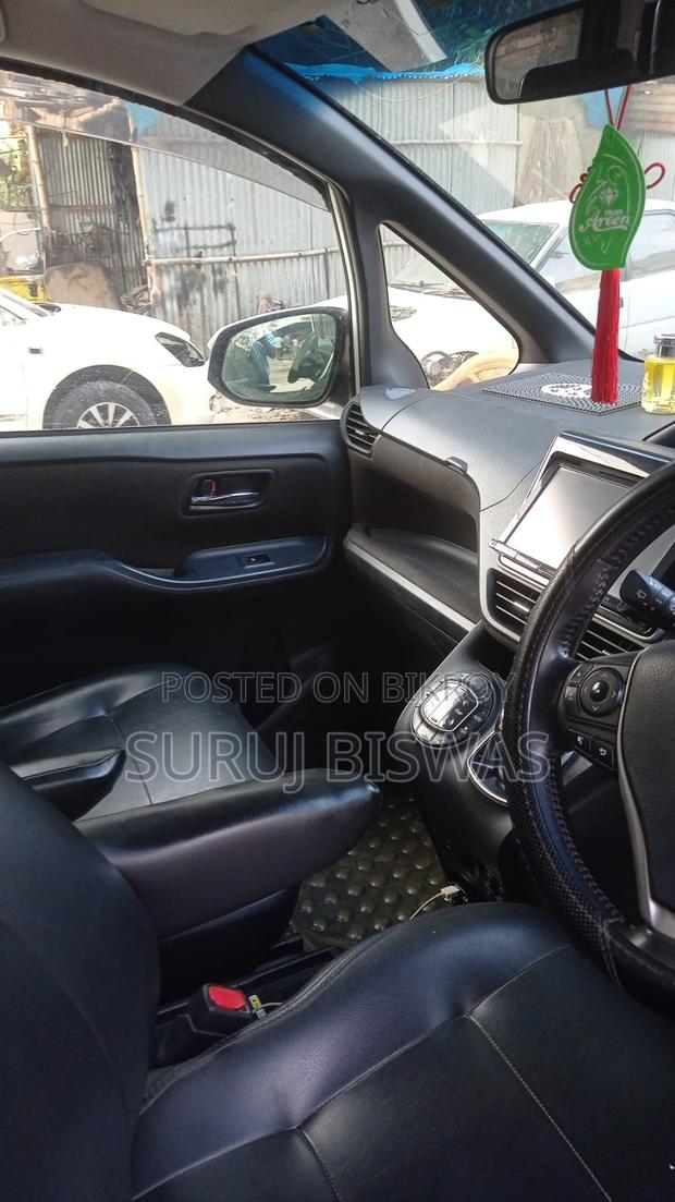Toyota Noah x hybrid 2014