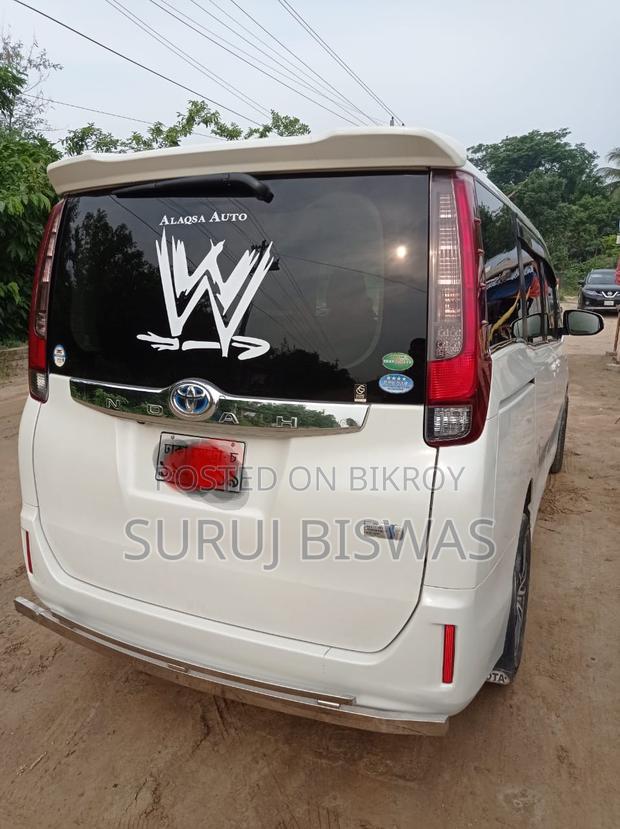 Toyota Noah x hybrid 2014