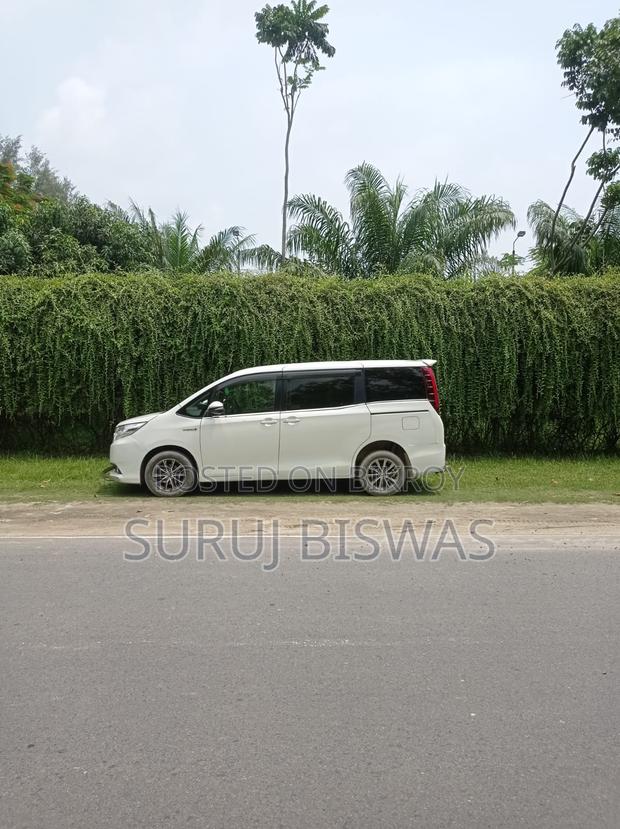 Toyota Noah x hybrid 2014