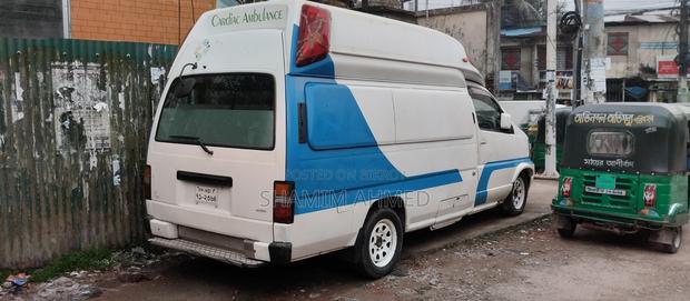 Nissan Elgrand . 2006