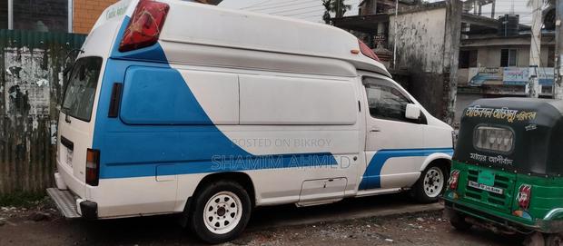Nissan Elgrand . 2006