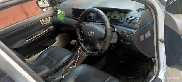 Toyota Corolla . 2001