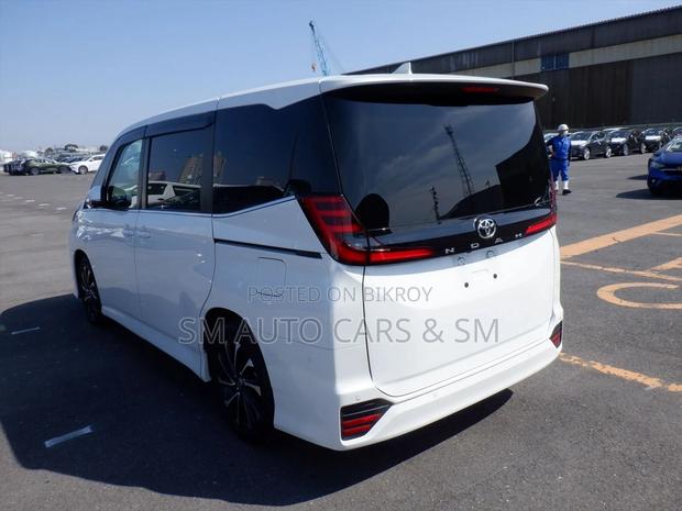 Toyota Noah Non Hybrid SZ Pearl 2022