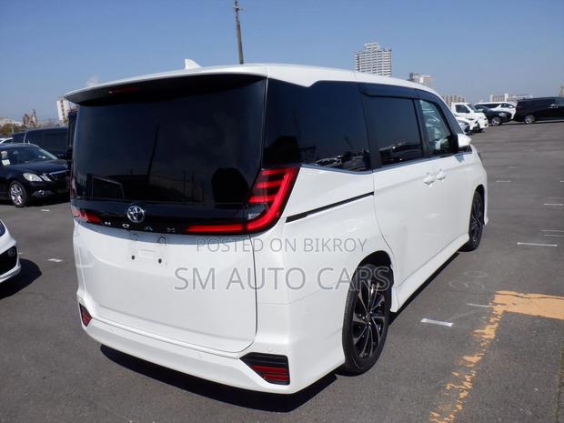 Toyota Noah Non Hybrid SZ Pearl 2022