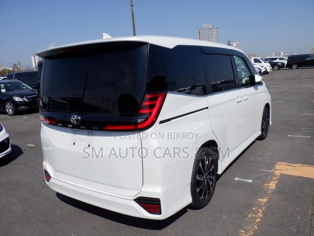 Toyota Noah Non Hybrid SZ Pearl 2022