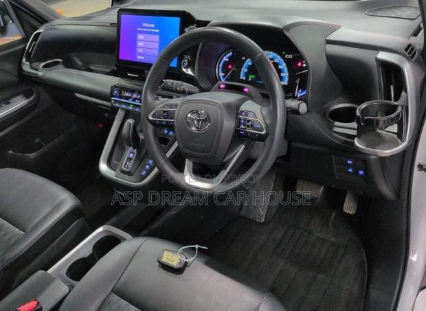 Toyota Noah S-Z Leg Rest 4.5 58k 2022