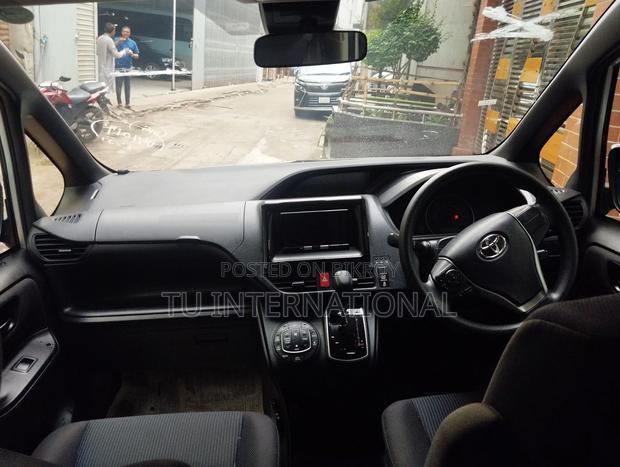 Toyota Noah non hybrid-package 2021