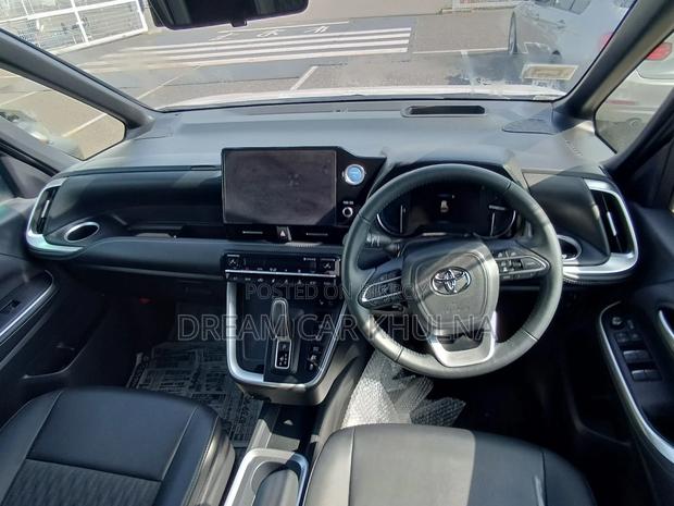 Toyota Noah SZ Hybrid Pearl 2023