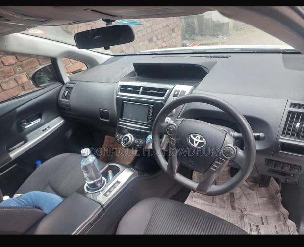 Toyota Prius Alpha 2017