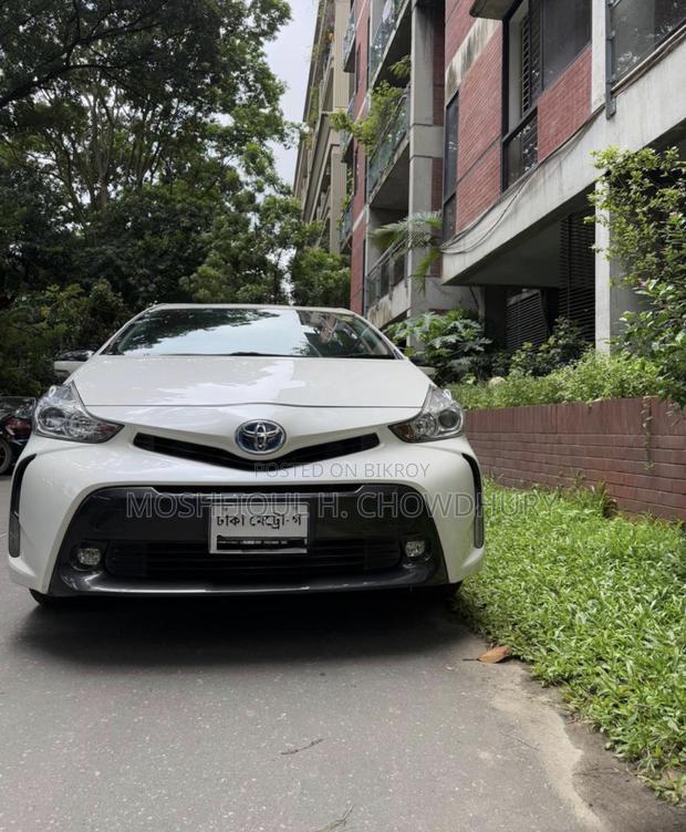 Toyota Prius Alpha 2017