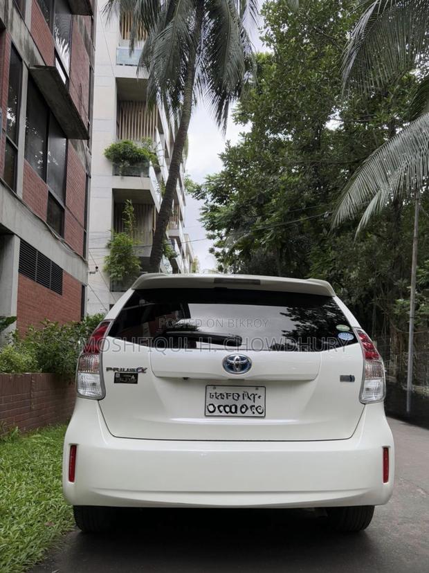 Toyota Prius Alpha 2017