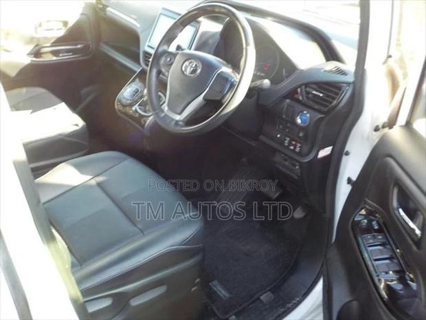 Toyota Esquire GI LED 4.0 PEARL 2020