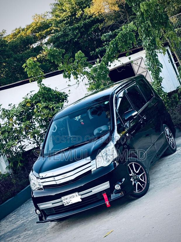 Toyota Noah 2010