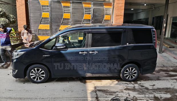 Toyota Esquire gi premium-hybrid 2020