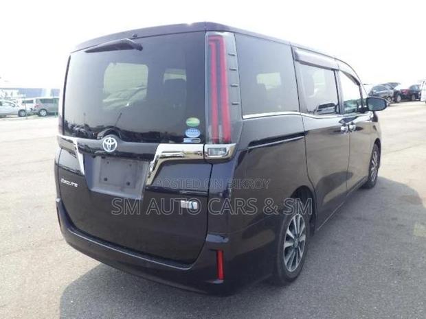 Toyota Esquire Hybrid Gi Premium 2020