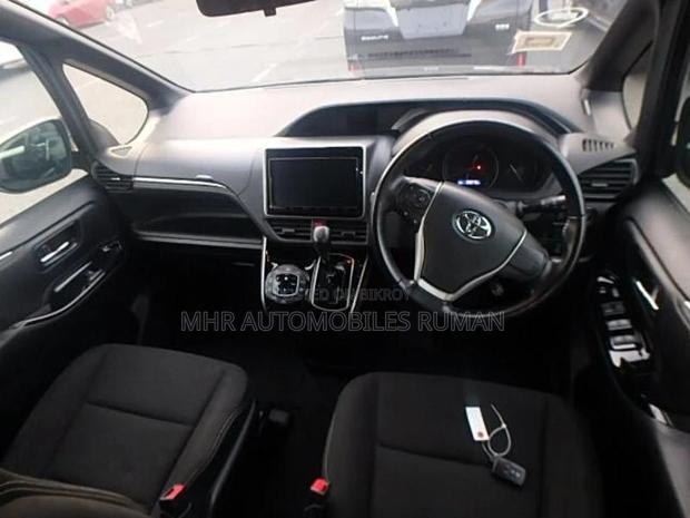 Toyota Esquire XI Plg 2019
