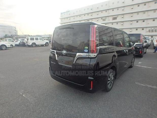 Toyota Esquire XI Plg 2019