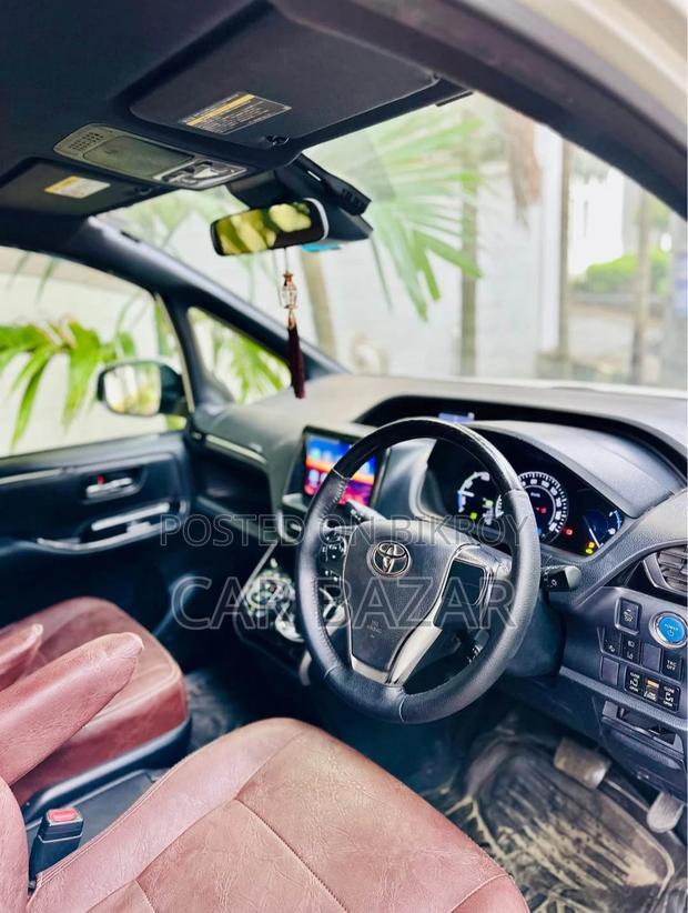 Toyota Noah Esquire Gi Premium 2017