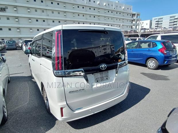 Toyota Esquire Gi package 2021