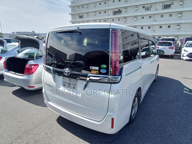 Toyota Esquire Gi package 2021