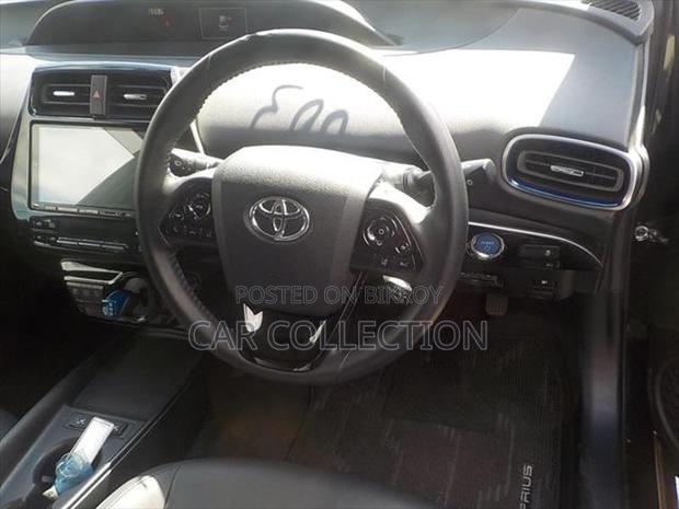 Toyota Prius s 2020
