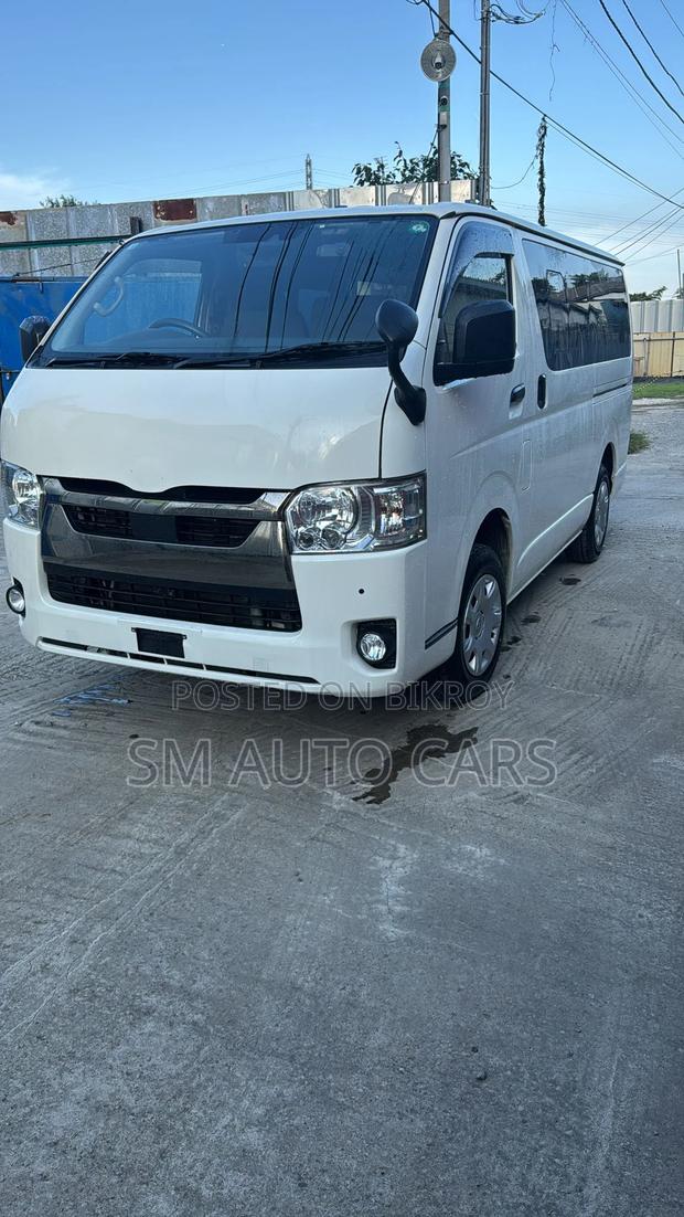 Toyota Hiace GL White Dual AC 2021