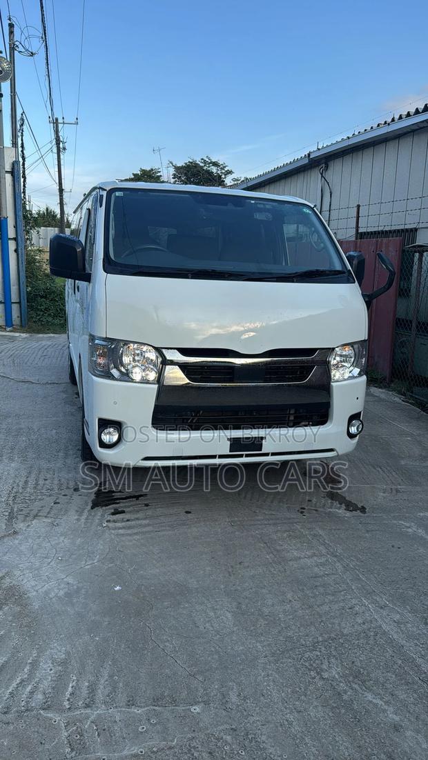 Toyota Hiace GL White Dual AC 2021
