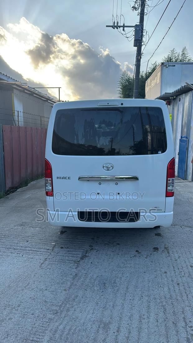 Toyota Hiace GL White Dual AC 2021