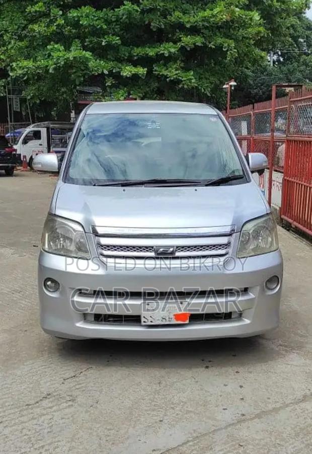 Toyota Noah 2005 Silver