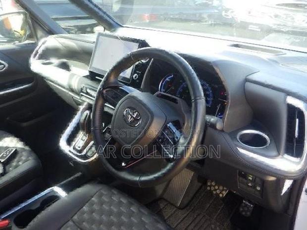 Toyota Voxy SZ Hybrid Pearl 2022