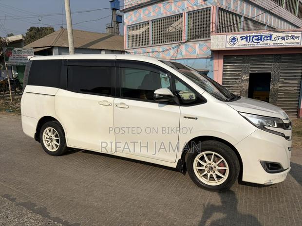 Toyota Noah ` 2017