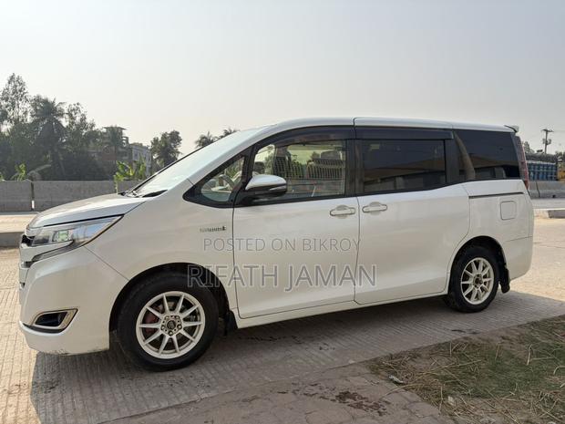 Toyota Noah ` 2017