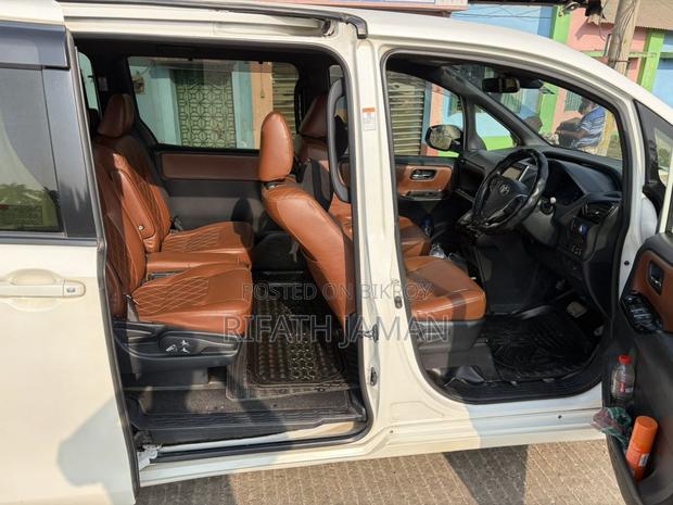 Toyota Noah ` 2017