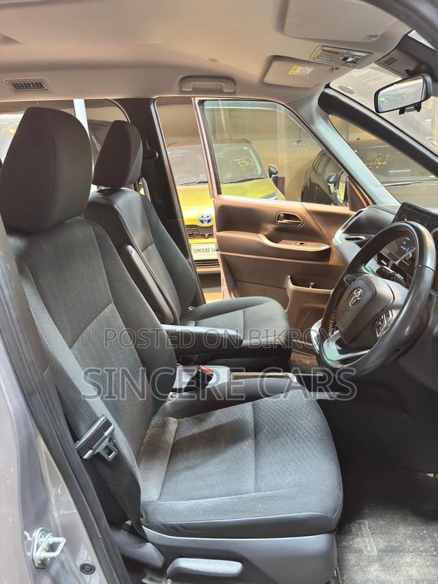 Toyota Noah HYBRID 62000KM 2022